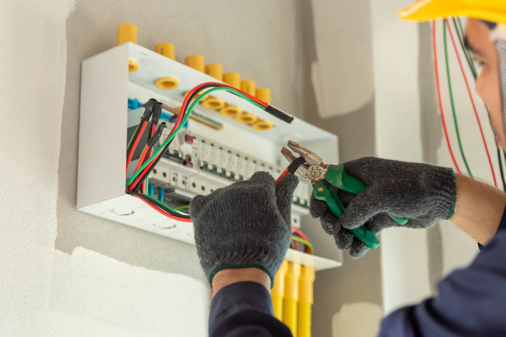 Cuadro de distribución eléctrica con cables conectados