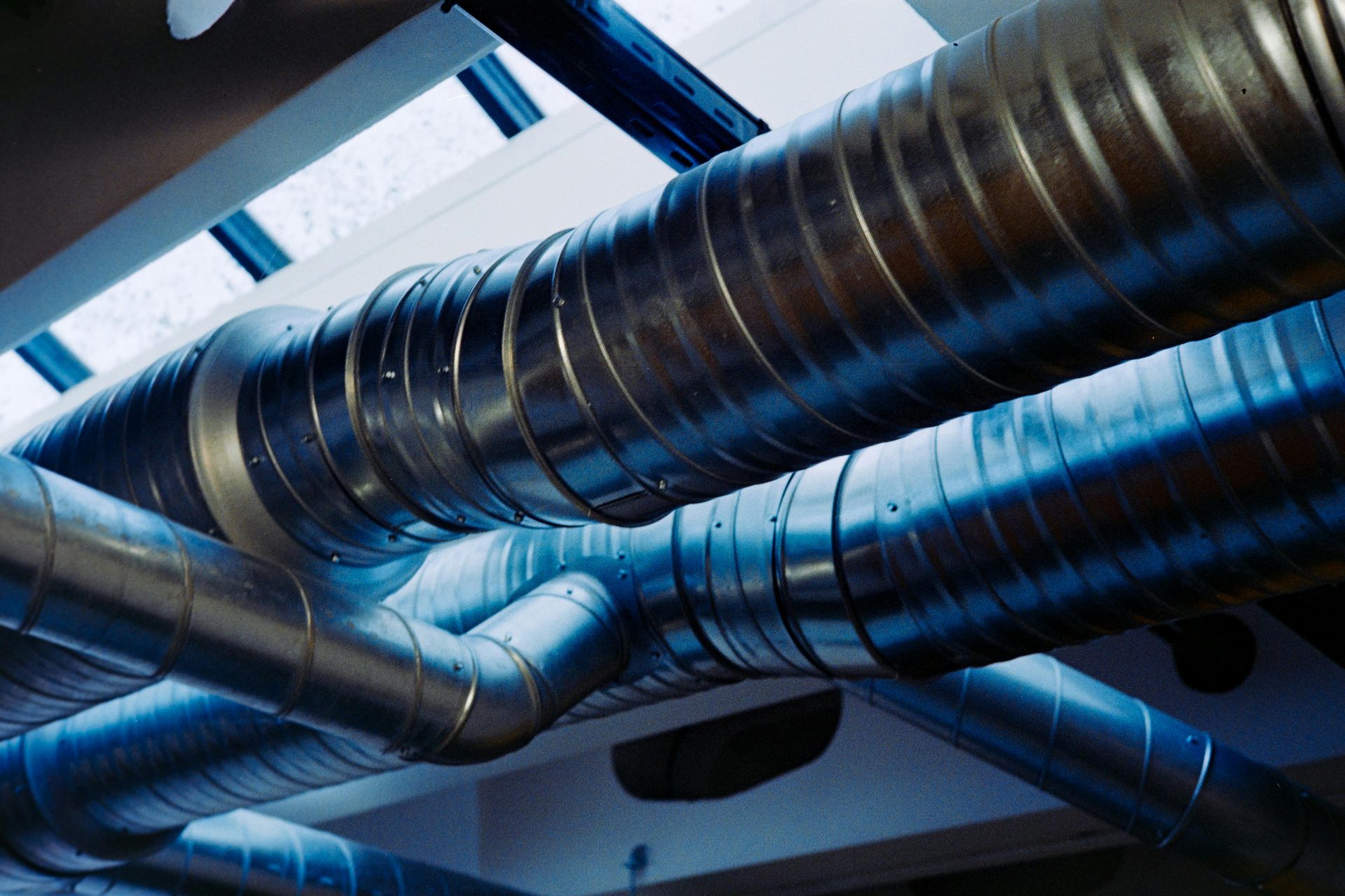 Primer plano de un moderno sistema de ventilación metálico en un entorno industrial.